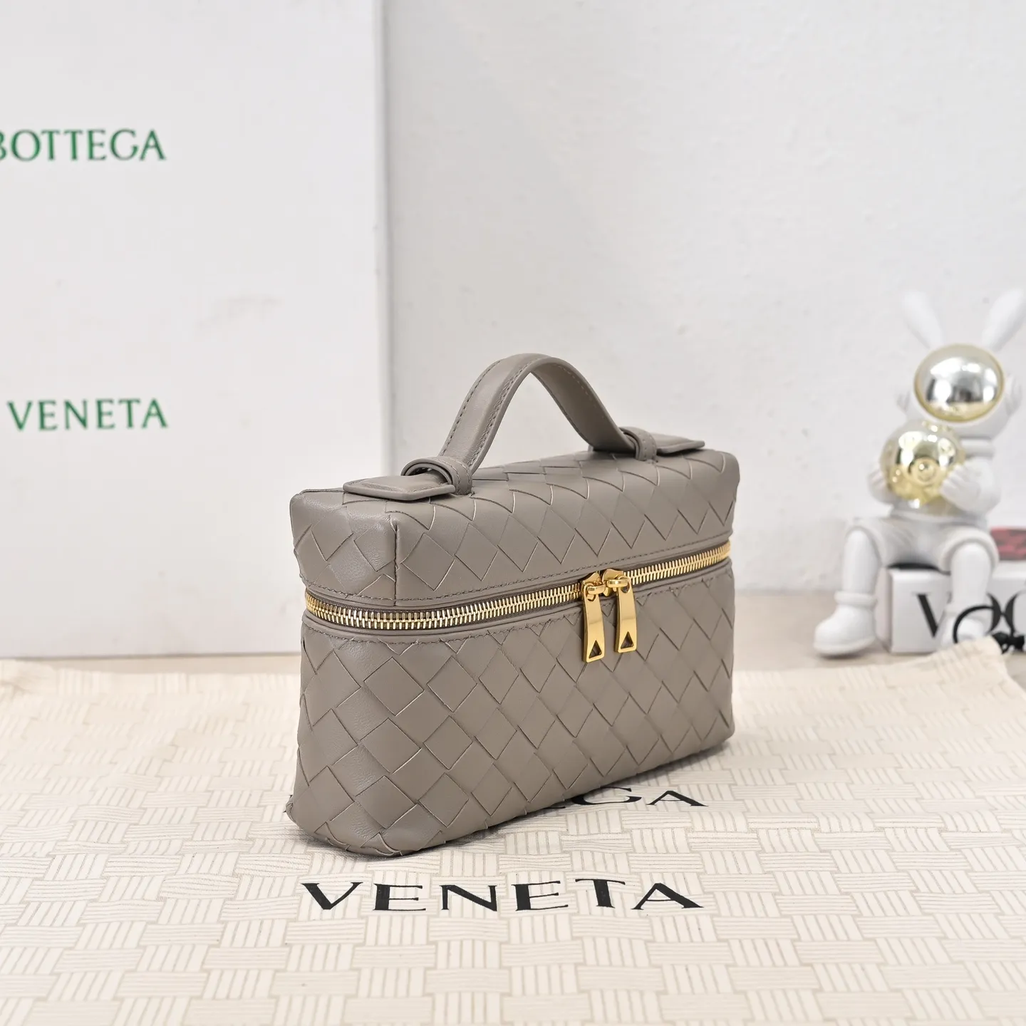 Batch 1360 Bottega Veneta 24 spring and summer woven zipper crossbody bag. A crossbody bag that can be used as a cosmetic bag. The exquisite weaving and compact body are an indispensable accessory for the upcoming summer. The double zipper also better protects the bag. It has a large capacity. If you like it, don’t miss it. Style number: 9109 Size: 22*12.5*5cm